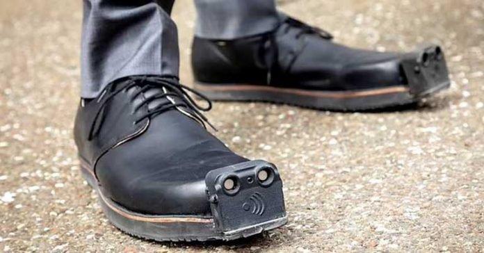 Smarter Schuh InnoMake für Blinde und Sehbehinderte warnt vor Hindernissen